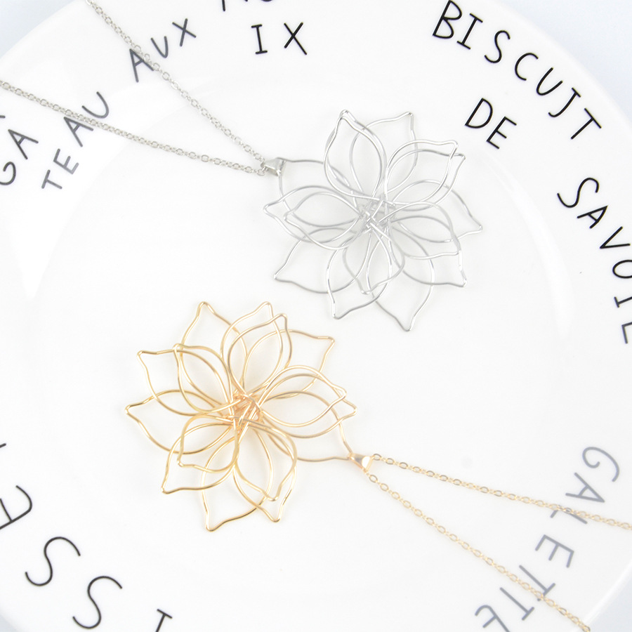 유럽과 미국의 속이 빈 큰 꽃 목걸이와 귀걸이 라인이 둘러싸인 복고풍 꽃잎 다층 땋은 꽃 펜던트 액세서리