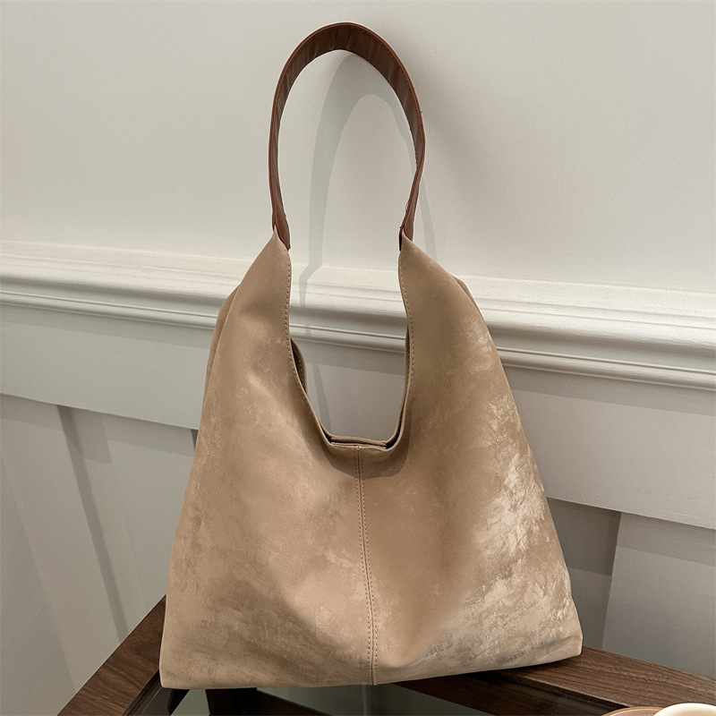 Bolso de brazo de gran capacidad para mujeres nuevo estilo 2025 primavera de moda bolso de mujer de viaje universal bolso de hombro de clase