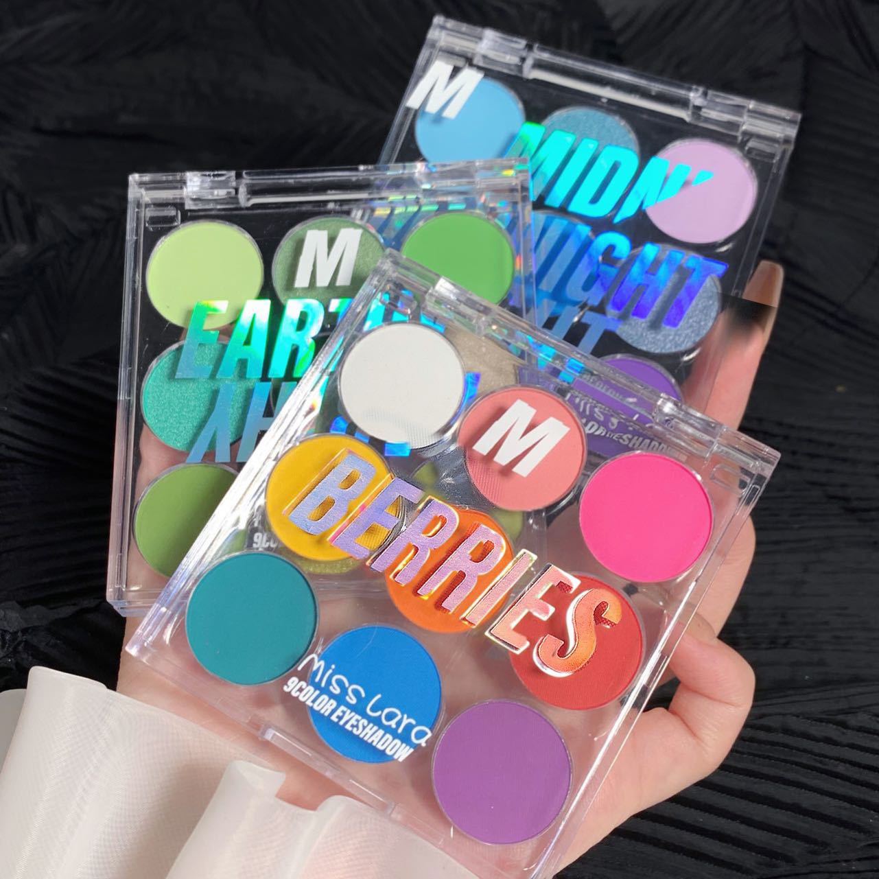 Miss lara's nine-color eyeshadow is naturally not prone to pearlescent smudging, with a matte macaron transparent box eyeshadow palette Application Scenario
