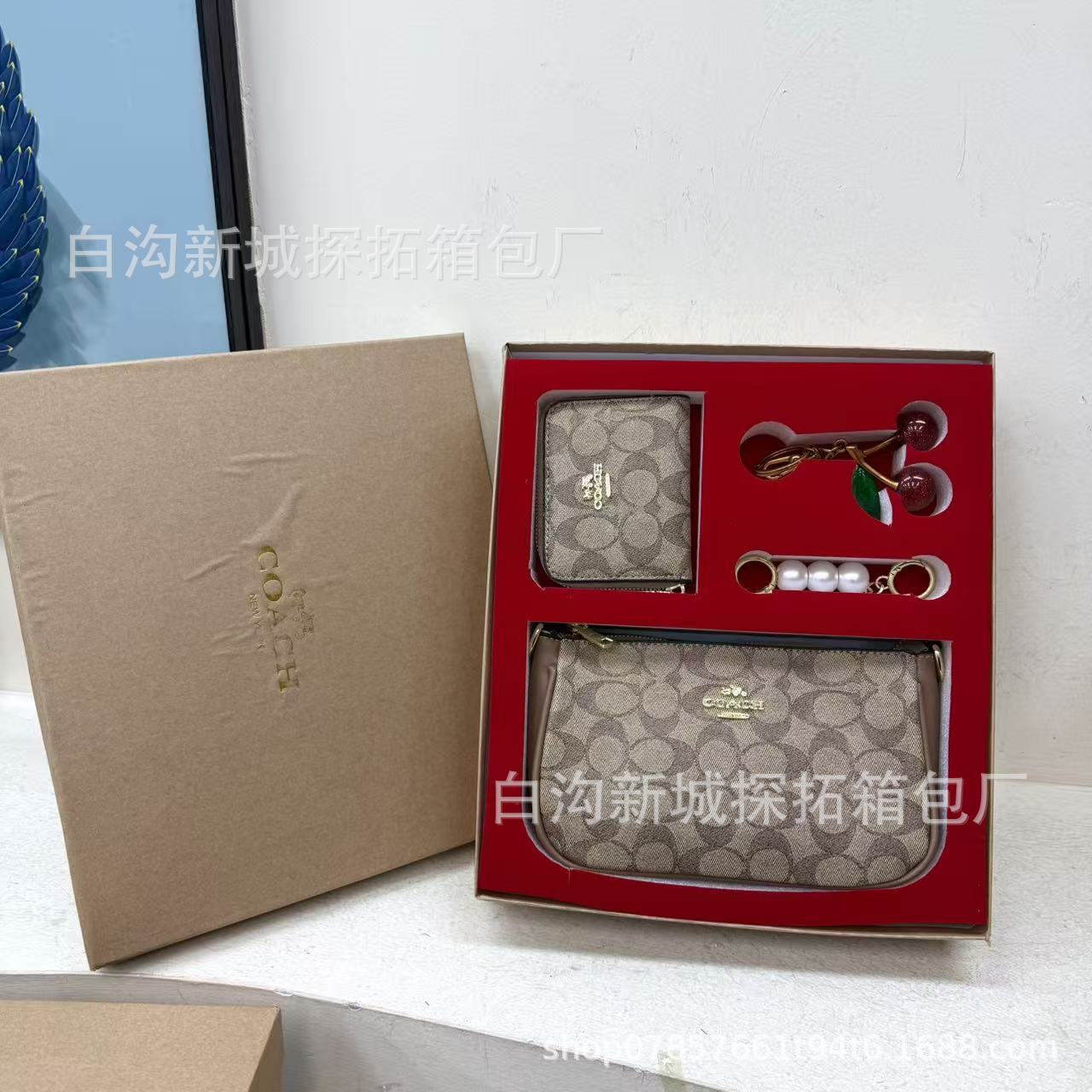 Transfronterizo paquete de bolsas de mano de damas 2025 nueva moda impresa bolsa de cambio llaveros caja de regalo universal