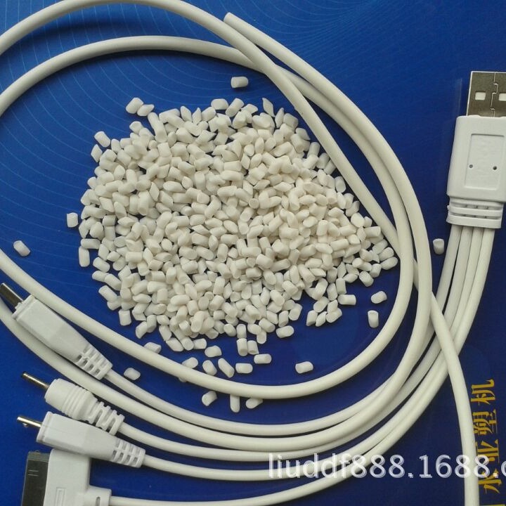 直销PVC白色环保45P插头料 透明90度插头料 挤出级PVC电线电缆料