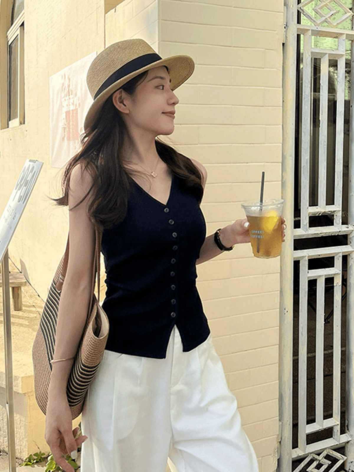 灰色のvネックの氷の糸のしわのニットのベストの女性の夏の外は独特で美しい袖の肩のベストの上着を着ます。