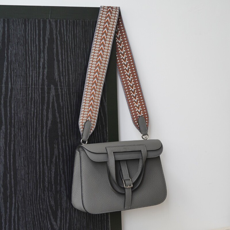 High-End Tc First-Layer Cowhide Hazan Saddle Bag with Double Shoulder Straps, Versatile for Commuting, Single Shoulder, Crossbody, and Handbag for Women High-End Tc First-Layer Cowhide Hazan Saddle Bag with Double Shoulder Straps, Versatile for Commuting, Single Shoulder, Crossbody, and Handbag for Women