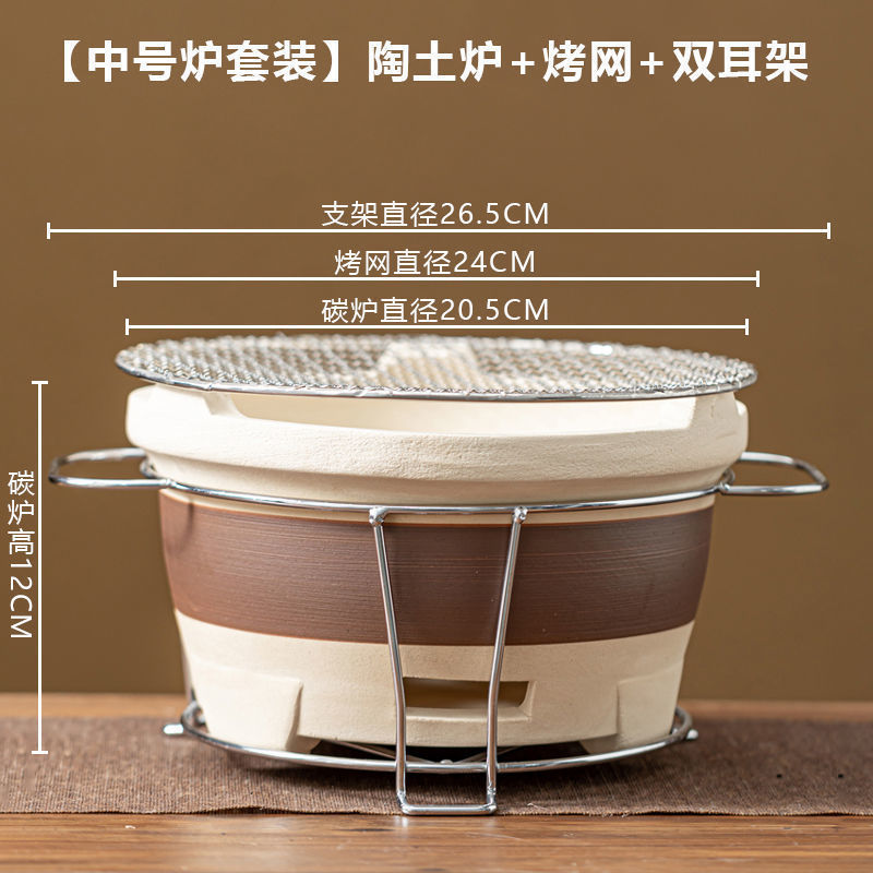 囲炉裏でお茶を煮ます。冬の屋外でオーブンを焼きます。|undefined