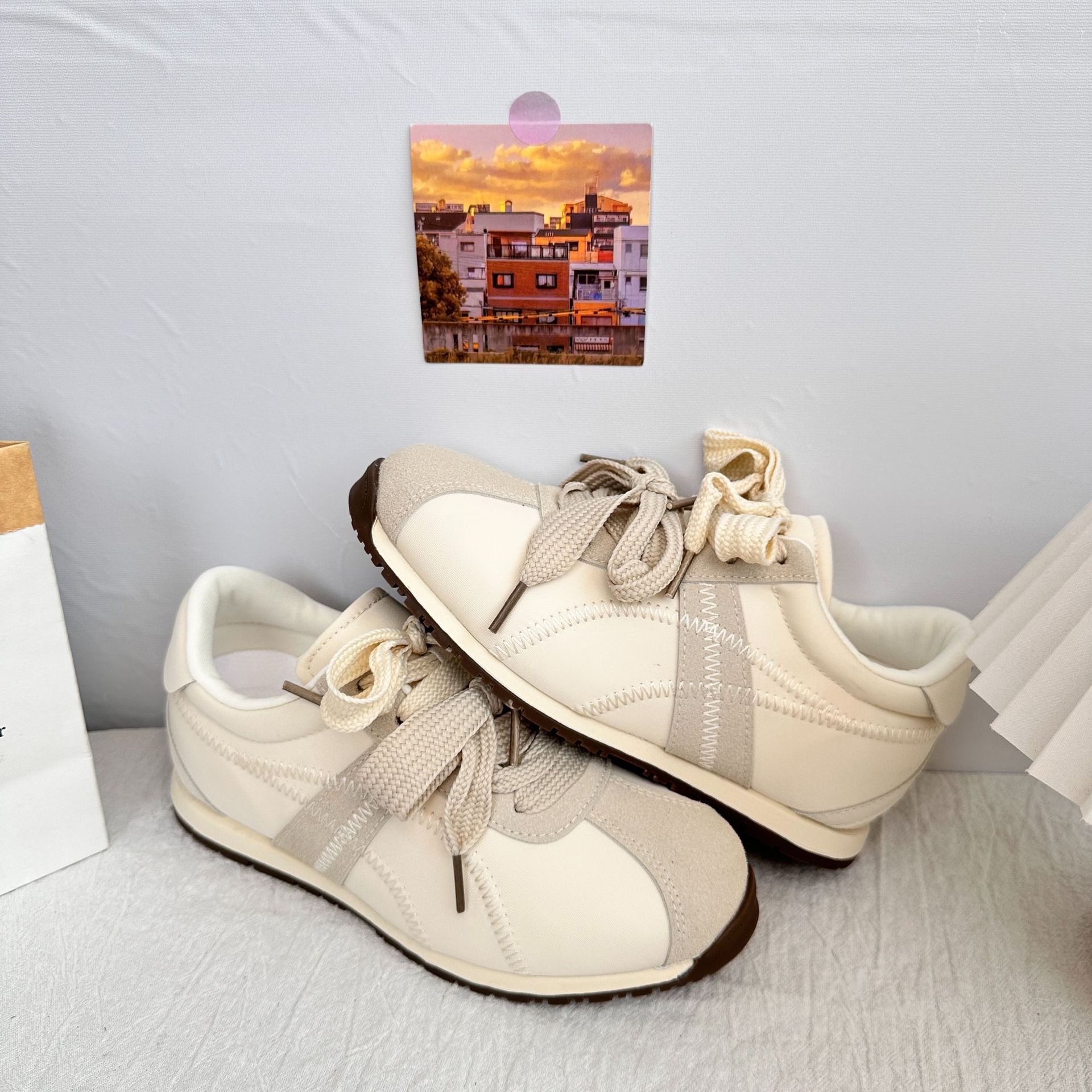 A9905 aumento de altura interior de 3 centímetros de espesor de suela de zapatos de entrenamiento de mujer 2025 nuevos zapatos deportivos casuales de ventana de Hong Kong