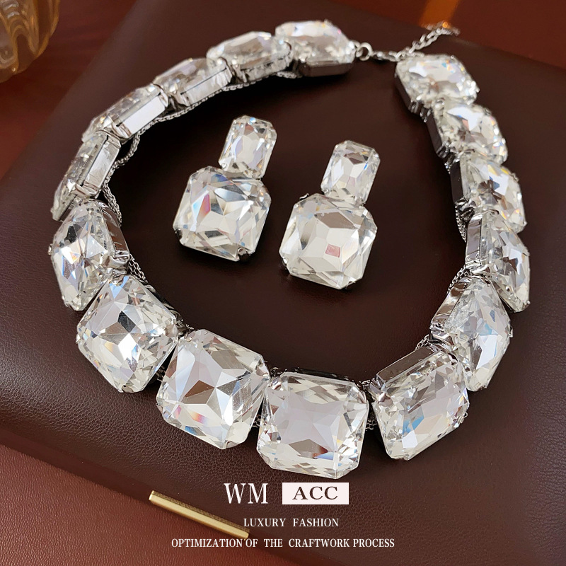 Pendientes cuadrados con incrustaciones de diamantes Collar de dos piezas Pendientes de temperamento exagerado de todo fósforo de moda Accesorios de vestir de alta gama de lujo ligero