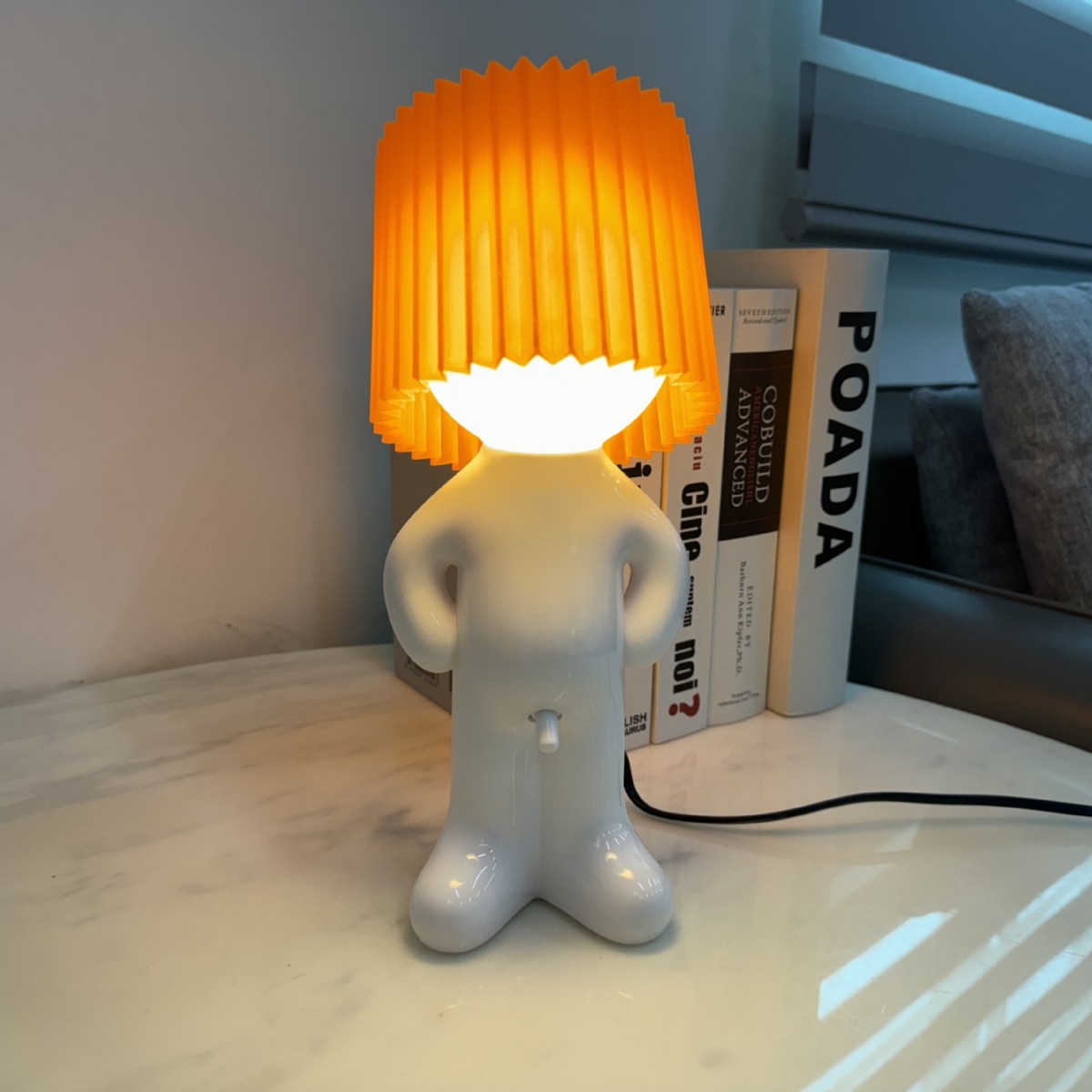 Mayorista nuevo niño creativo un poco tímido sentimiento lámpara de escritorio pequeña luz de noche traviesas para dar un regalo lindo