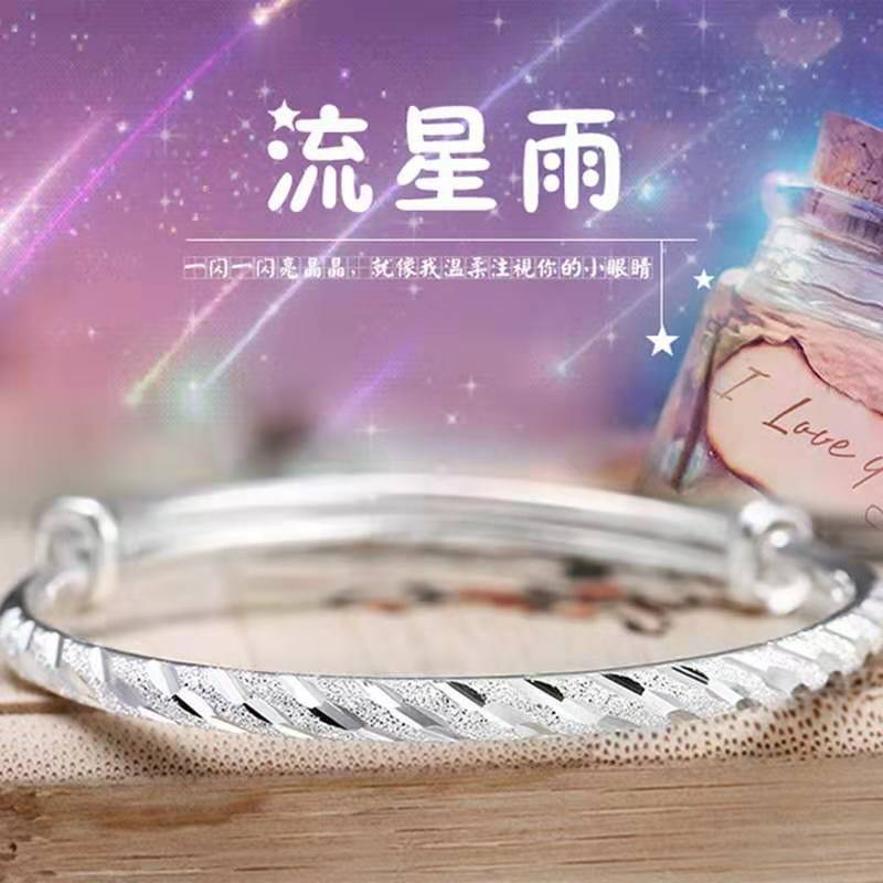 ファッションの震える音の金のバレンタインデーは銀の腕輪の女性をめっきします。|undefined