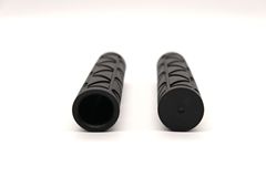 Bicycle rubber handlebar cover mountain bike single-sided locking handlebar cover non-slip texture aluminum alloy handle cover riding accessories