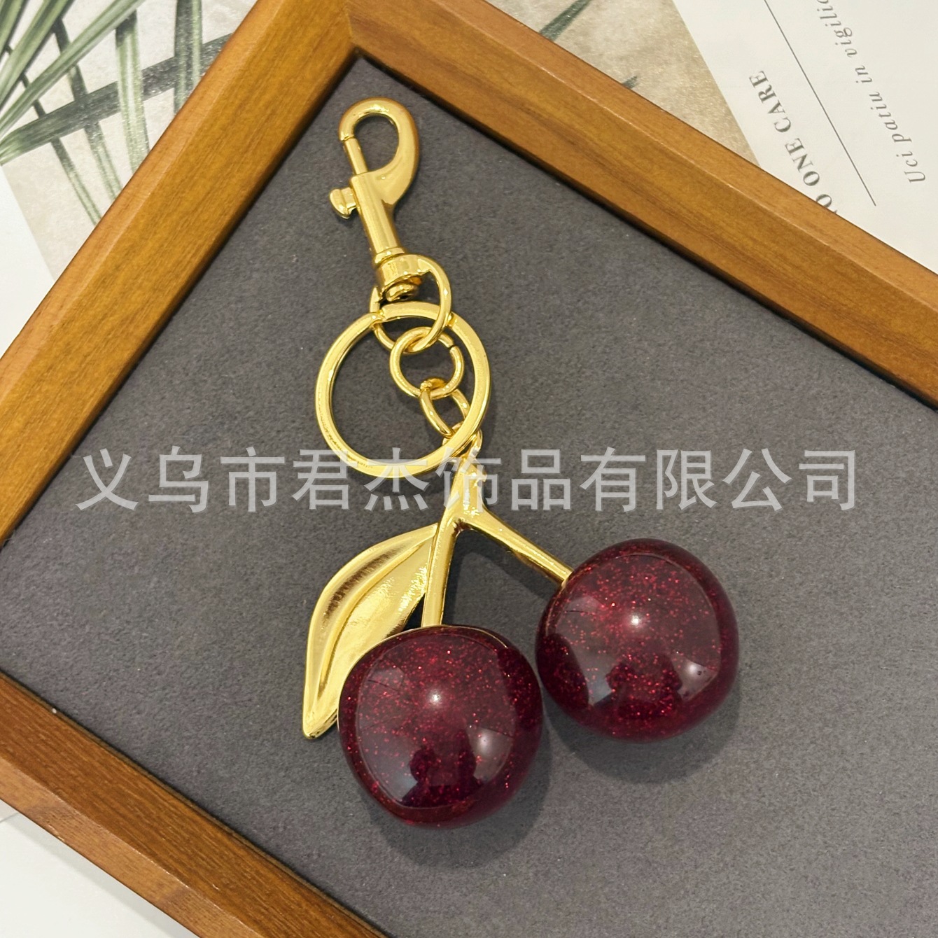 さくらんぼのキーホルダーアクセサリーのバッグのストラップがおしゃれで美しい水晶樹脂車センチ車のキーホルダーの女性