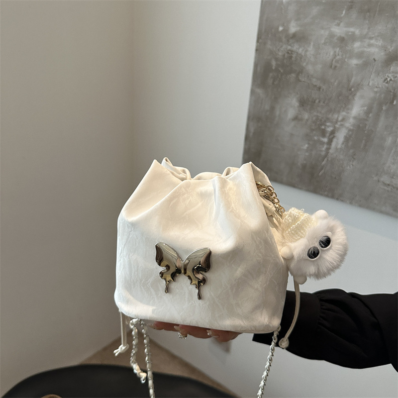 2024 nuevo diseño de nicho de la cadena popular de este año bolso pequeño bolso de mensajero de mariposa femenino hermoso bolso de cubo de un solo hombro