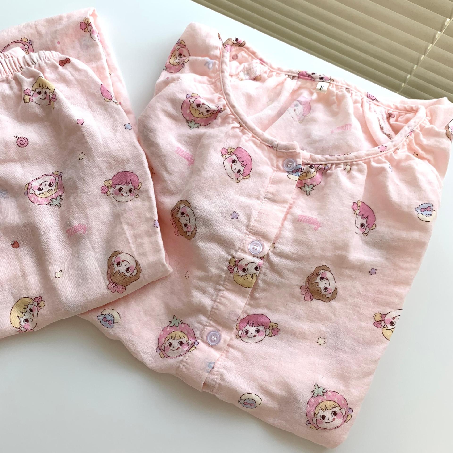 Trousers with a round collar