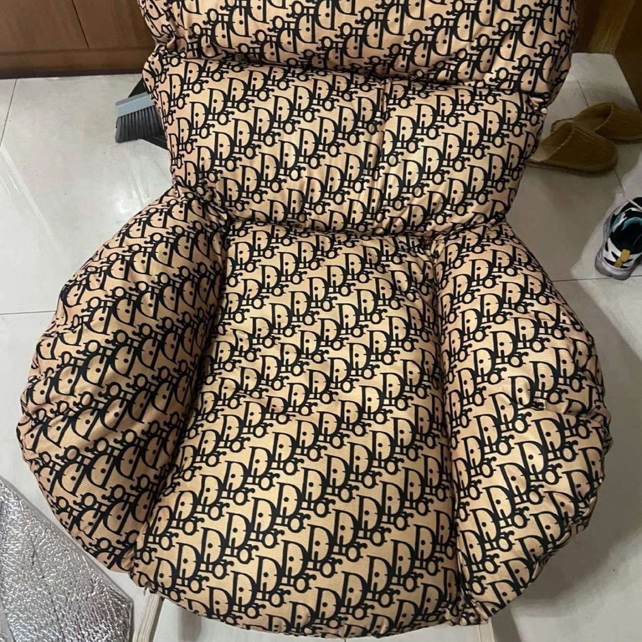 그레이 테크니컬 패브릭 베이스와 D자형 꽃무늬 패브릭 쿠션