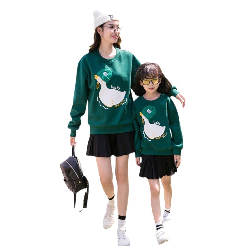 2023 desgaste de padres e hijos Otoño e Invierno Nuevo suéter forrado de lana traje de una familia de tres cuello redondo madre e hija manga larga familia de dibujos animados desgaste