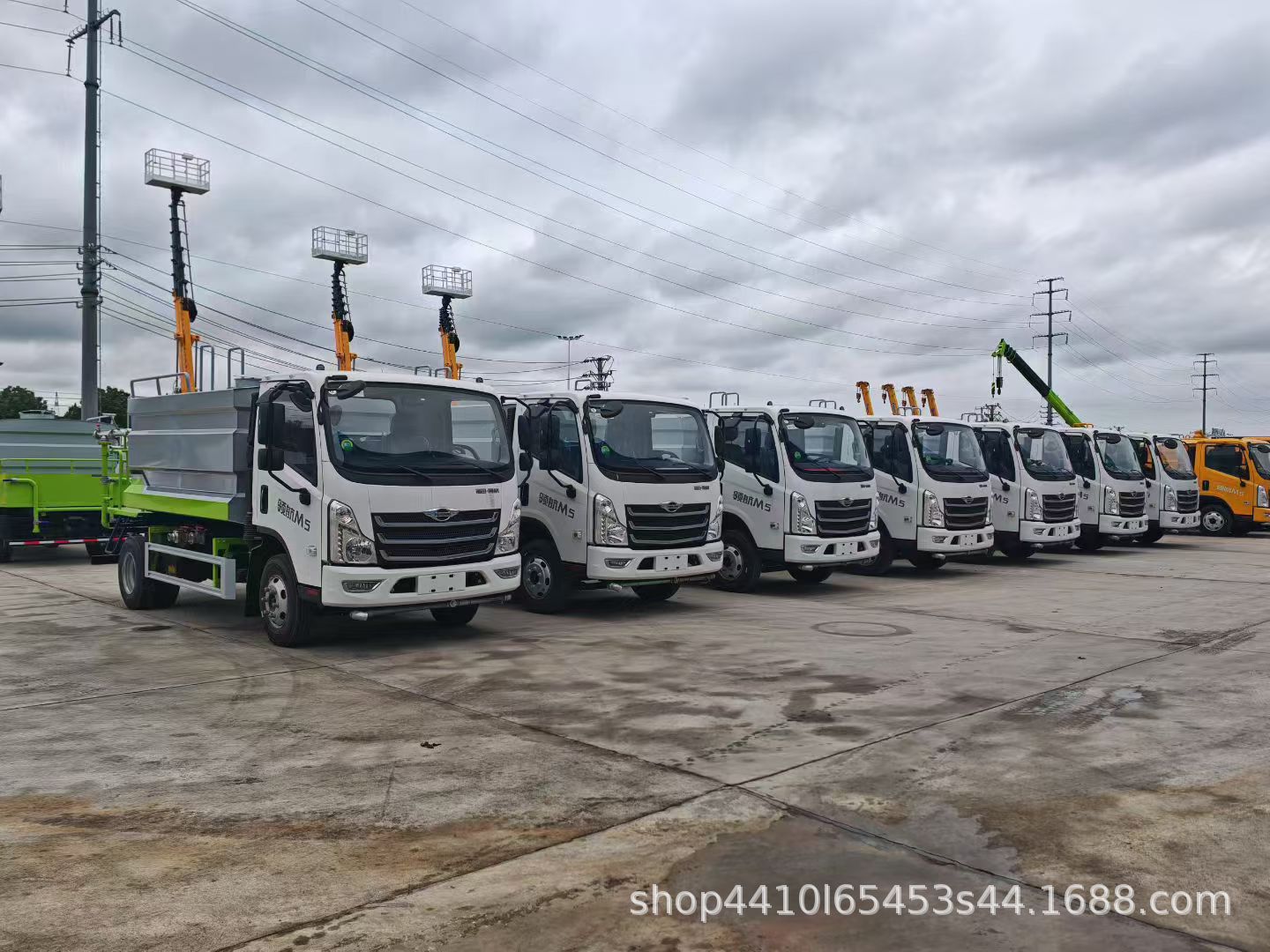 Qifang Blue Brand Source Manufacturer Direct Sales, Sprinkler Truck Wholesale Manufacturer, Door-To-Door Delivery with License Plate Included
