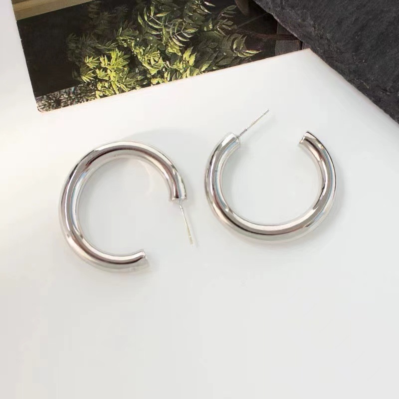 Simple anillo llano invisible integrado clip de oreja de silicona no perforado de cercanías pequeñas de las mujeres pendientes de anillo de oreja indoloro al por mayor
