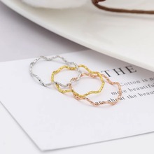 新款钛钢小众极细波浪戒指麻花纹理关节素圈戒指镀18K金钛钢戒指