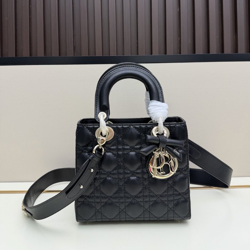 2026 new D brand lady vertical diamond-pattern chain shoulder bag, crossbody bag, and handbag with a bow detail 2026 new D brand lady vertical diamond-pattern chain shoulder bag, crossbody bag, and handbag with a bow detail