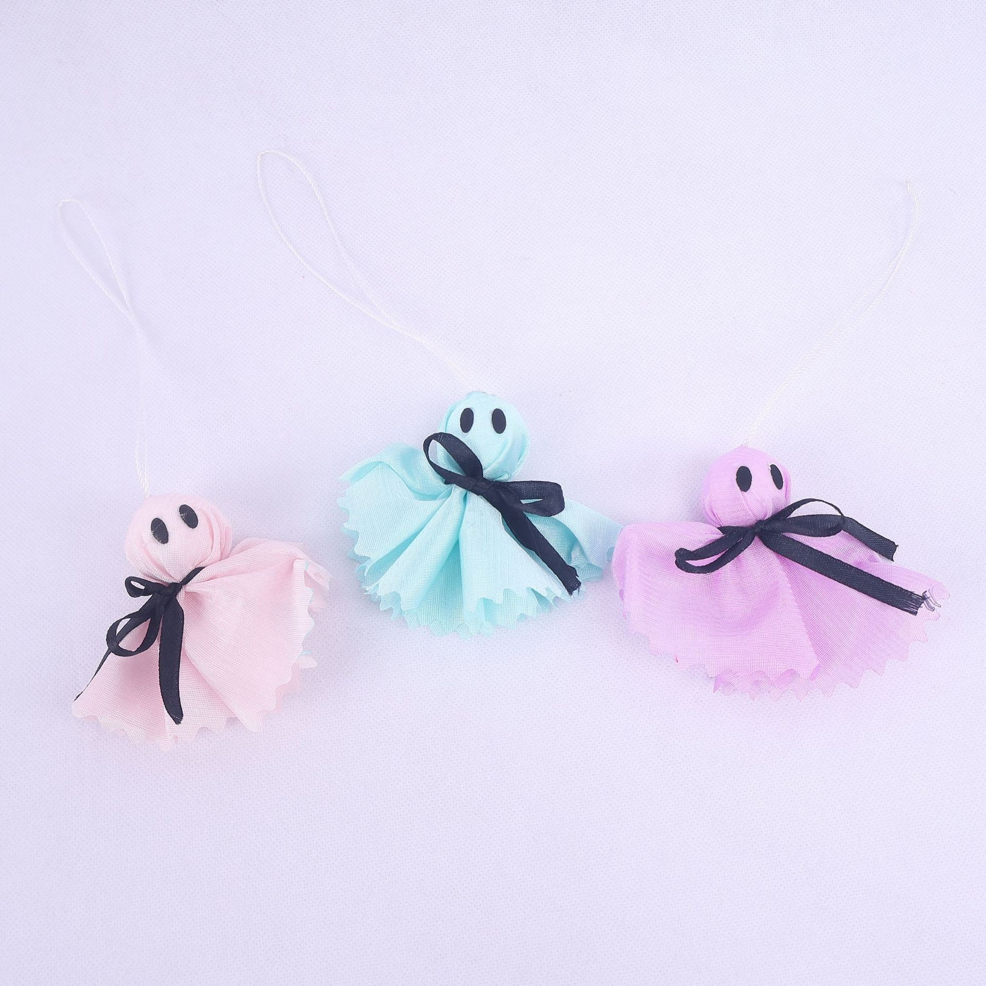 Conjunto de 3 fantasmas coloridos.