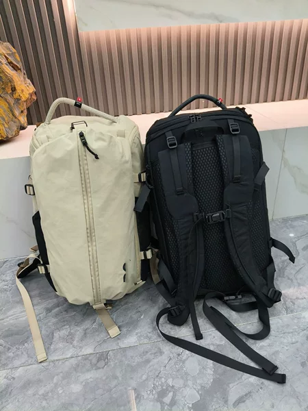 O Angjia 30L backpack, a large-capacity sports bag for running, outdoor activities, and hiking, featuring a separate, portable compartment