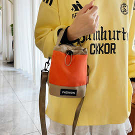 时尚撞色斜挎包户外旅行水壶包抽绳运动单肩包休闲百搭多彩手机包