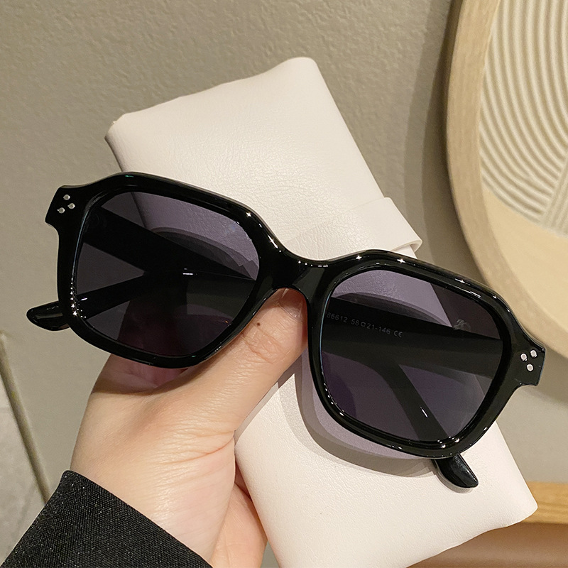 Versatile Minimalist Women's Sunglasses 2026 New Model Letter Print UV Protection Thick Frame Square Couple Street Style Vacation Glasses_voghion.com