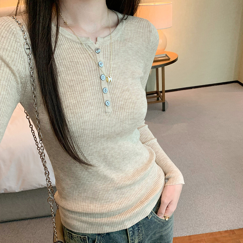 半開襟ボタンの肩がスリムに見えます。長袖の中に底のニットの女性秋冬2024新作上着を掛けます。|undefined