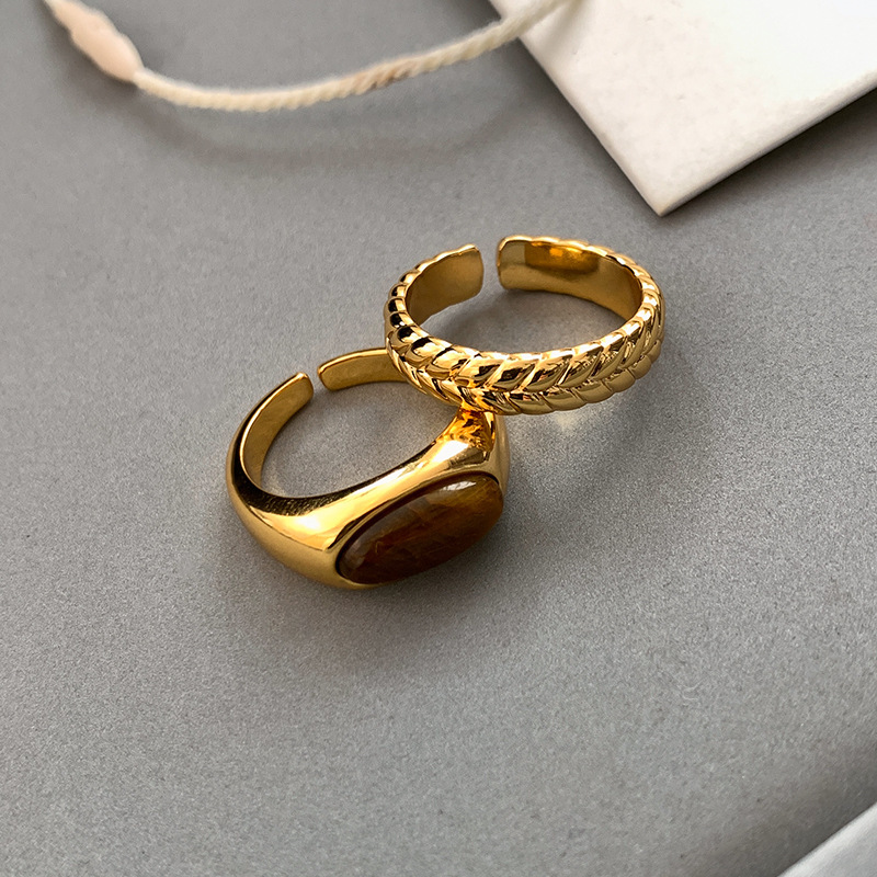 虎の目の宝石の金色のレトロな装飾の素の輪の開口部の人差し指の指輪の女性の軽い豪華な大衆の設計の高級感の指輪|undefined
