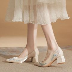 2025 新国民スタイル刺繍ユリの花の結婚式の靴女性の太いヒール足が疲れない浅い口の尖ったシルクサテン韓服チャイナドレス