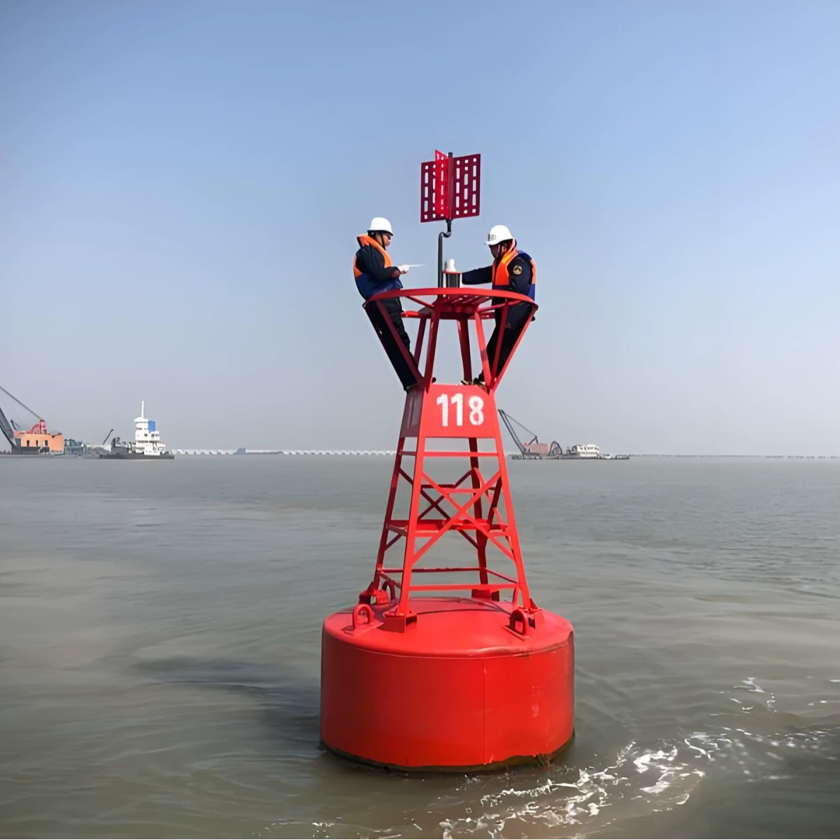 Навигационные средства, навигационные буи, судоходные буи, указывающие направление судоходной магистрали, позиционирующие навигационные буи, оснащенные солнцем