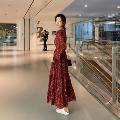 ロングスカートの袖は腰を収めてやせています。