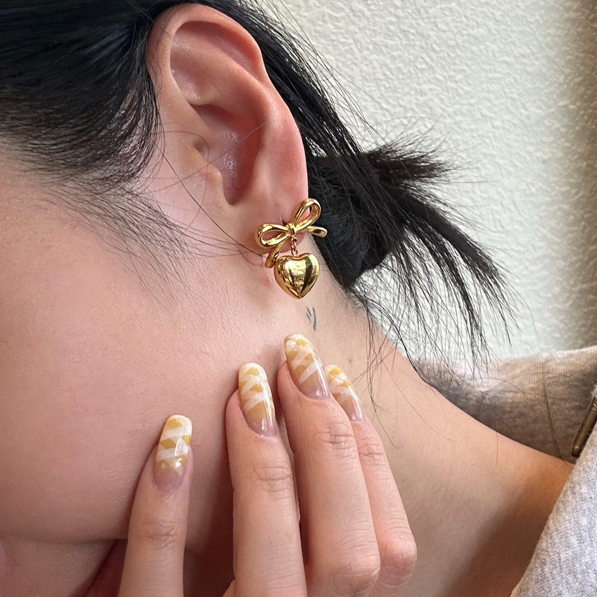 Wen Jian venta caliente nuevo acero de titanio, pendientes simples de moda que no se desvanece, lazo femenino, estilo de lujo ligero, orejas de alto nivel de nicho