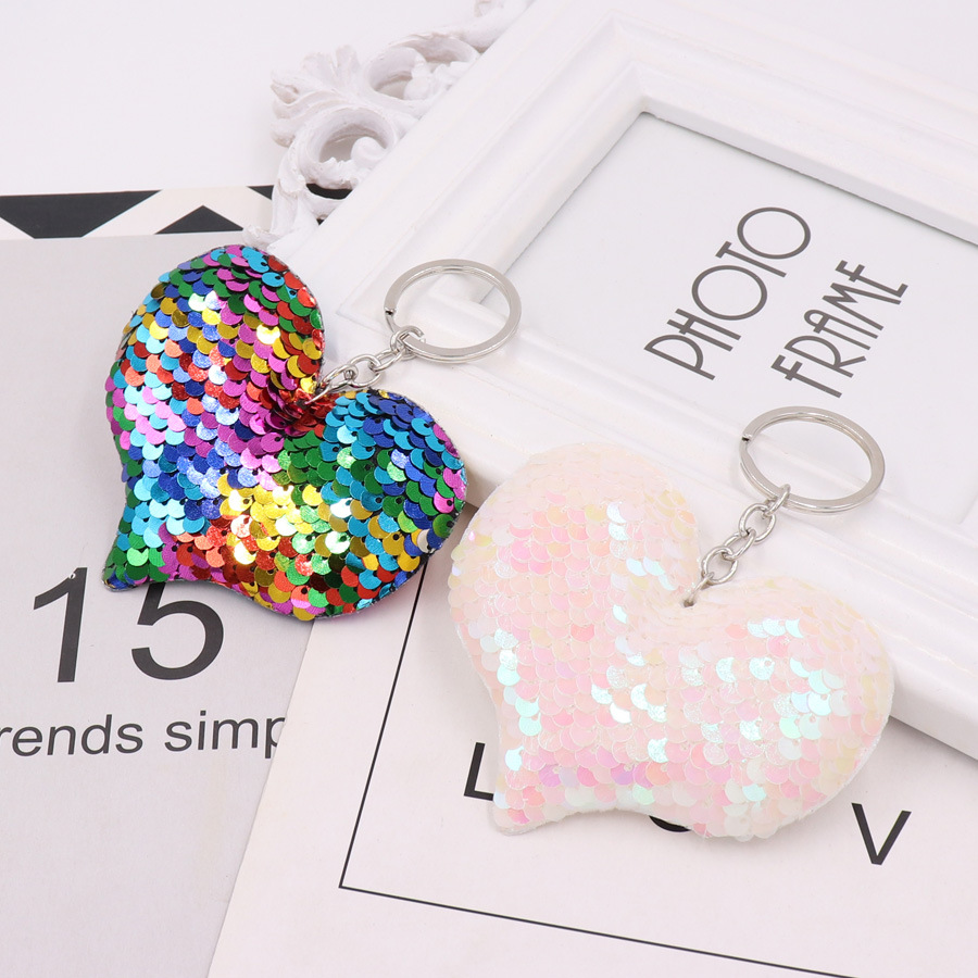 Nuevas lentejuelas reflectantes de doble cara amor llavero colorido en forma de corazón lentejuelas bolsa colgante coche llavero al por mayor