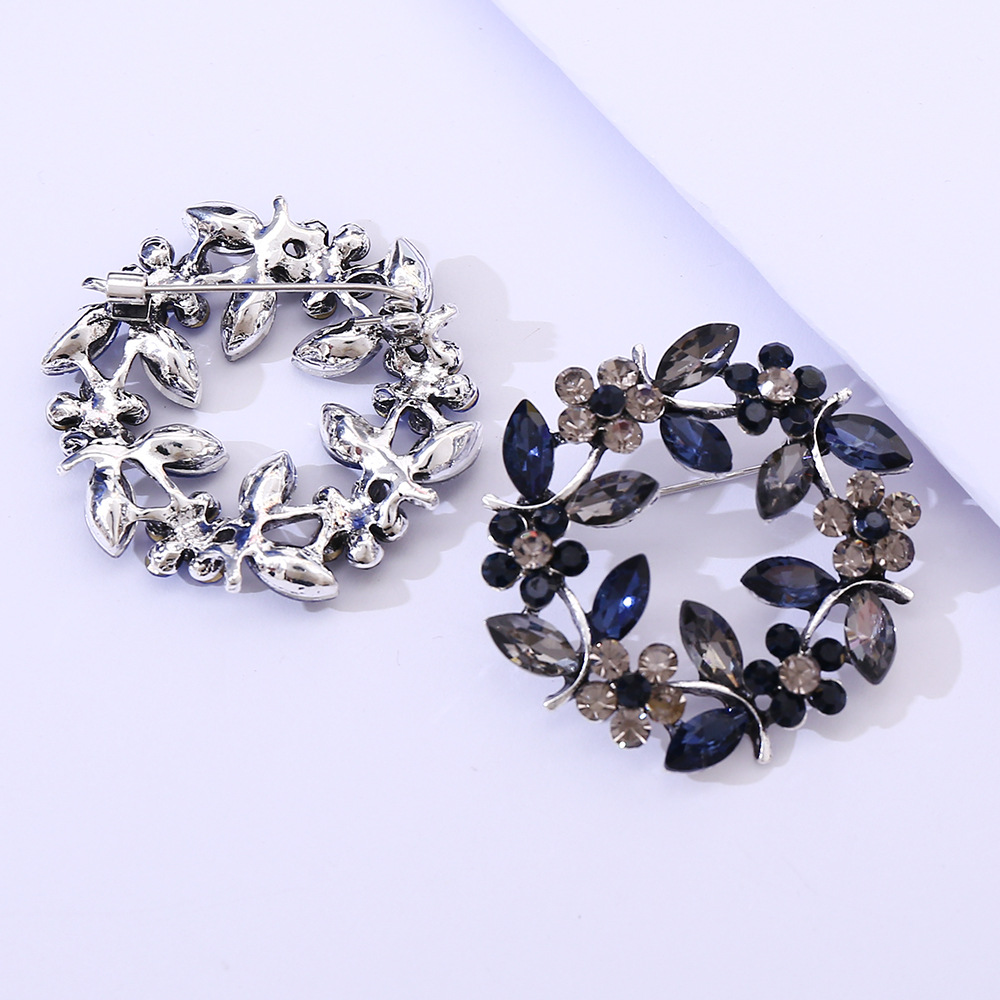 Broche branche d'olivier en forme de branche d'olivier, ornée de cristaux et de diamants, style coréen. Accessoires de mode disponibles en stock et en vente à l'unité._voghion.com