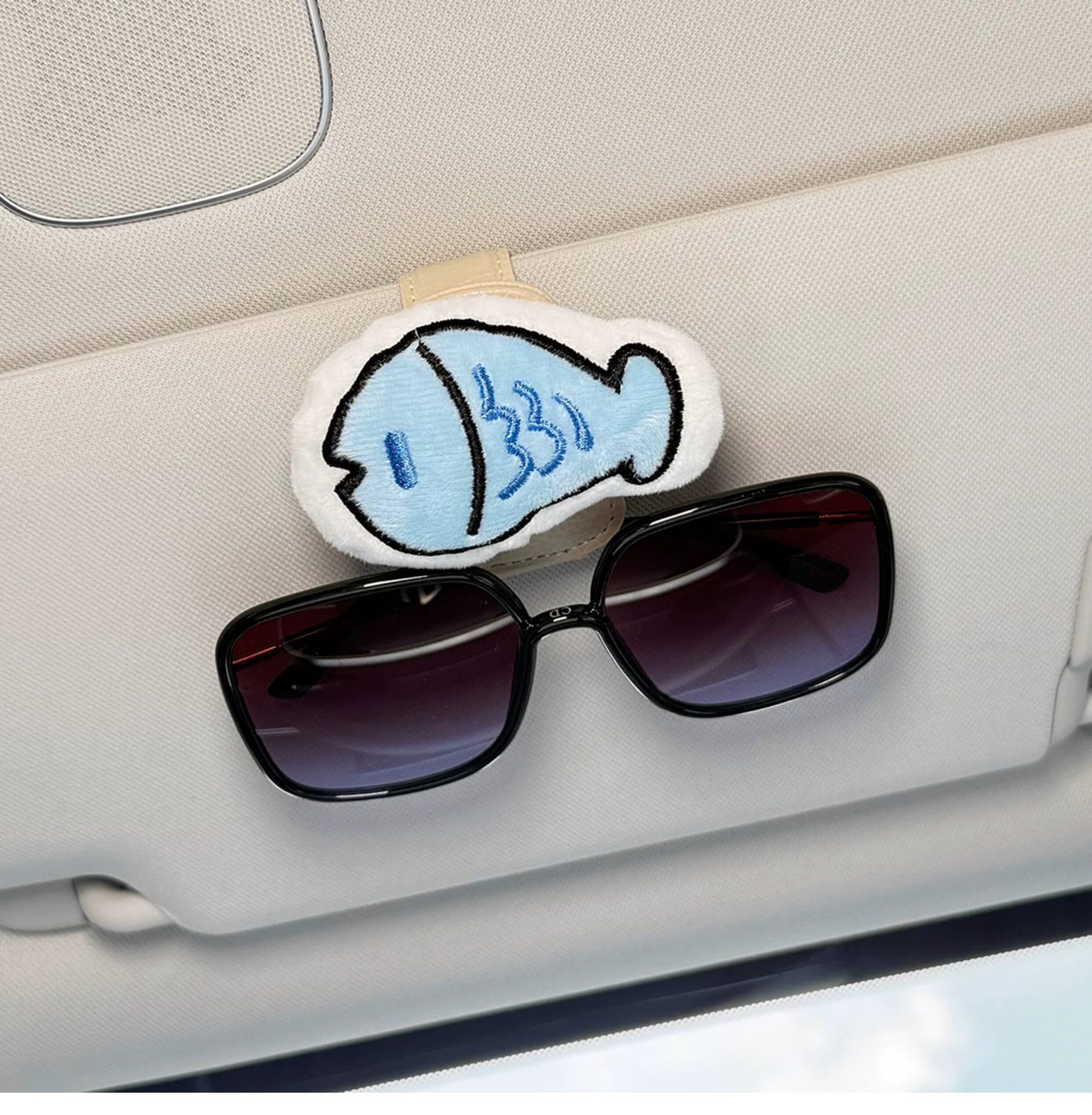 2026 New Car-Mounted Glasses Clip, Sunglasses Holder for Car Interior, Sunshade Magnetic Storage for Women