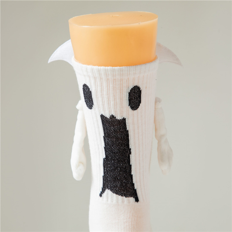ハロウィーンの靴下の幽霊の磁気は手をつないで靴下を越えてアマゾンを越えてかわいいコウモリの靴下の中で靴下の綿をいじります。|undefined