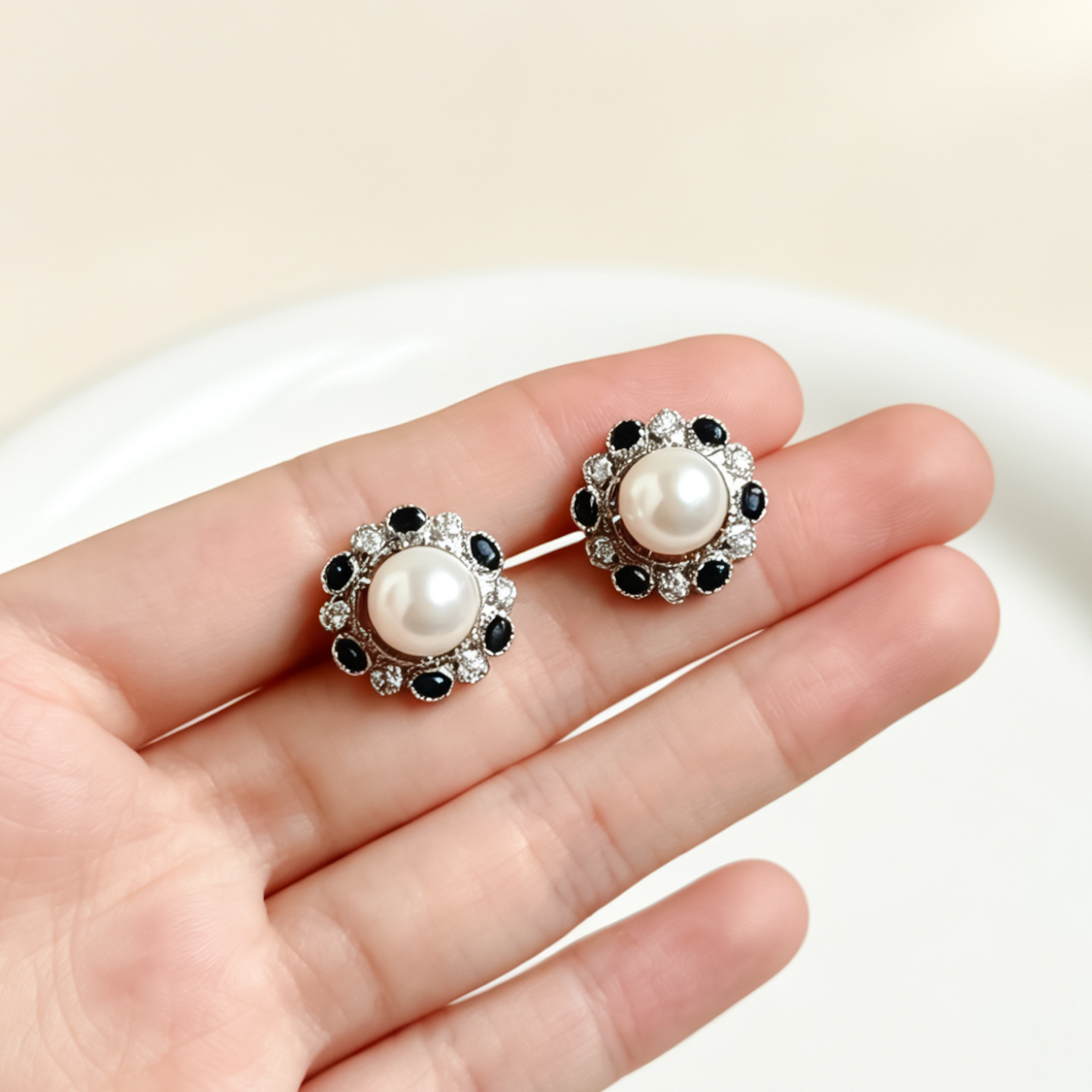 Fashionable retro small elegant earrings pearl with zircon