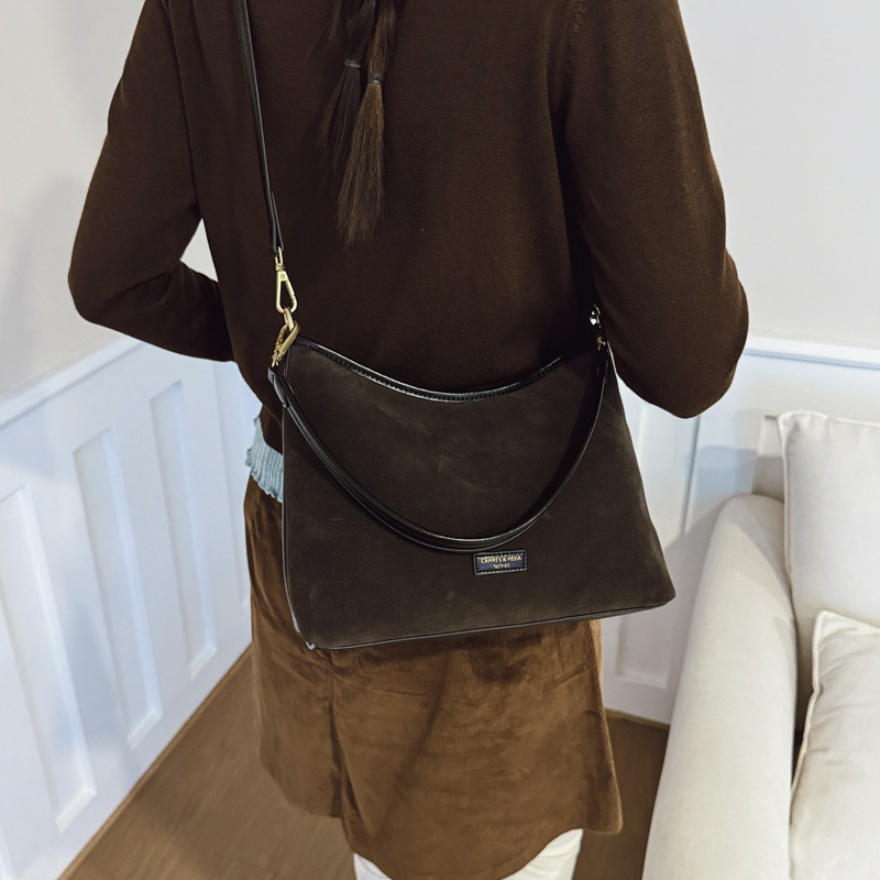 2025 invierno nuevo esmerizado viaje bolsos de brazo de moda de mujer alta sensación bolso de hombro de moda mochila casual