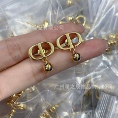 女性用のD家レターCDメタルボールイヤリング、豚鼻ダイヤモンドイヤリング、女性用工場卸売の実物写真