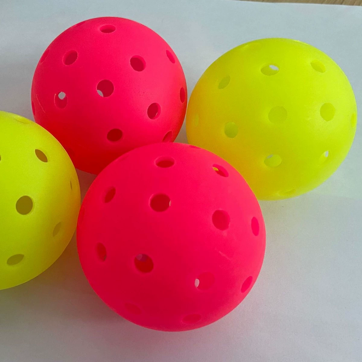 Профессиональный мяч для пиклбола с 40 отверстиями, сертифицированный USPA, 26 г, 74 мм, прочный, матовый, из ПЭ, изготовленный методом ротационного формования