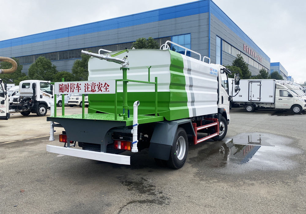 7-ton blue license plate heavy-duty HOWO sprinkler truck, Hubei Chengli brand 7-cubic-meter landscaping and construction site sprinkler truck, dust suppression vehicle