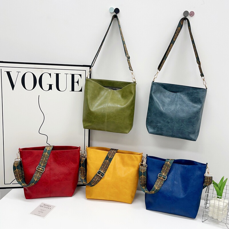 Large Capacity Bag Women's 2024 Spring and Summer New Retro Broadband Shoulder Crossbody Bag High-grade Texture Commuter Bucket Bag Large Capacity Bag Women's 2024 Spring and Summer New Retro Broadband Shoulder Crossbody Bag High-grade Texture Commuter Bucket Bag
