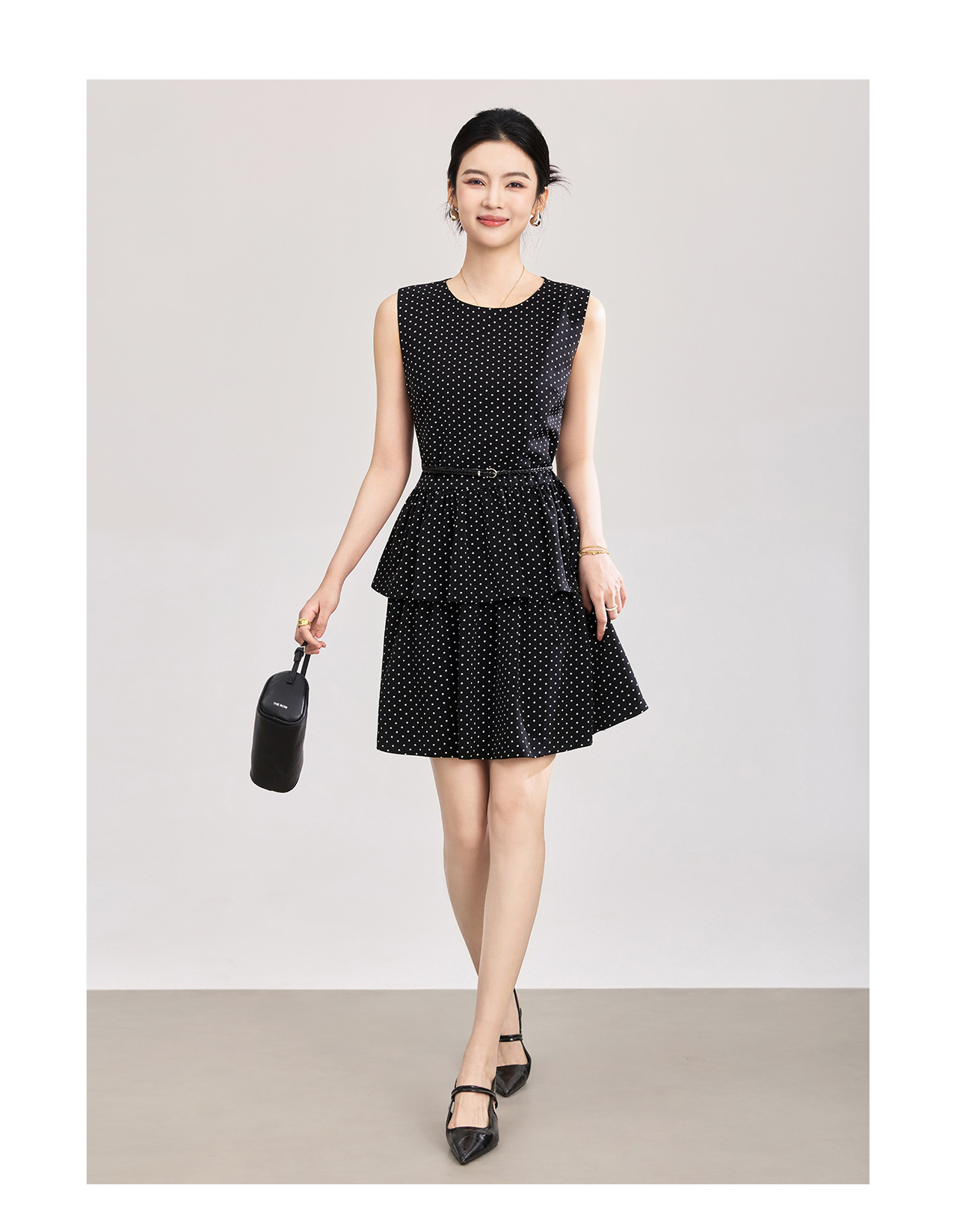 Váy ngắn satin chấm bi tay lỡ cổ vest thắt eo phong cách độc đáo — Điểm sóng Đen chi tiết 12