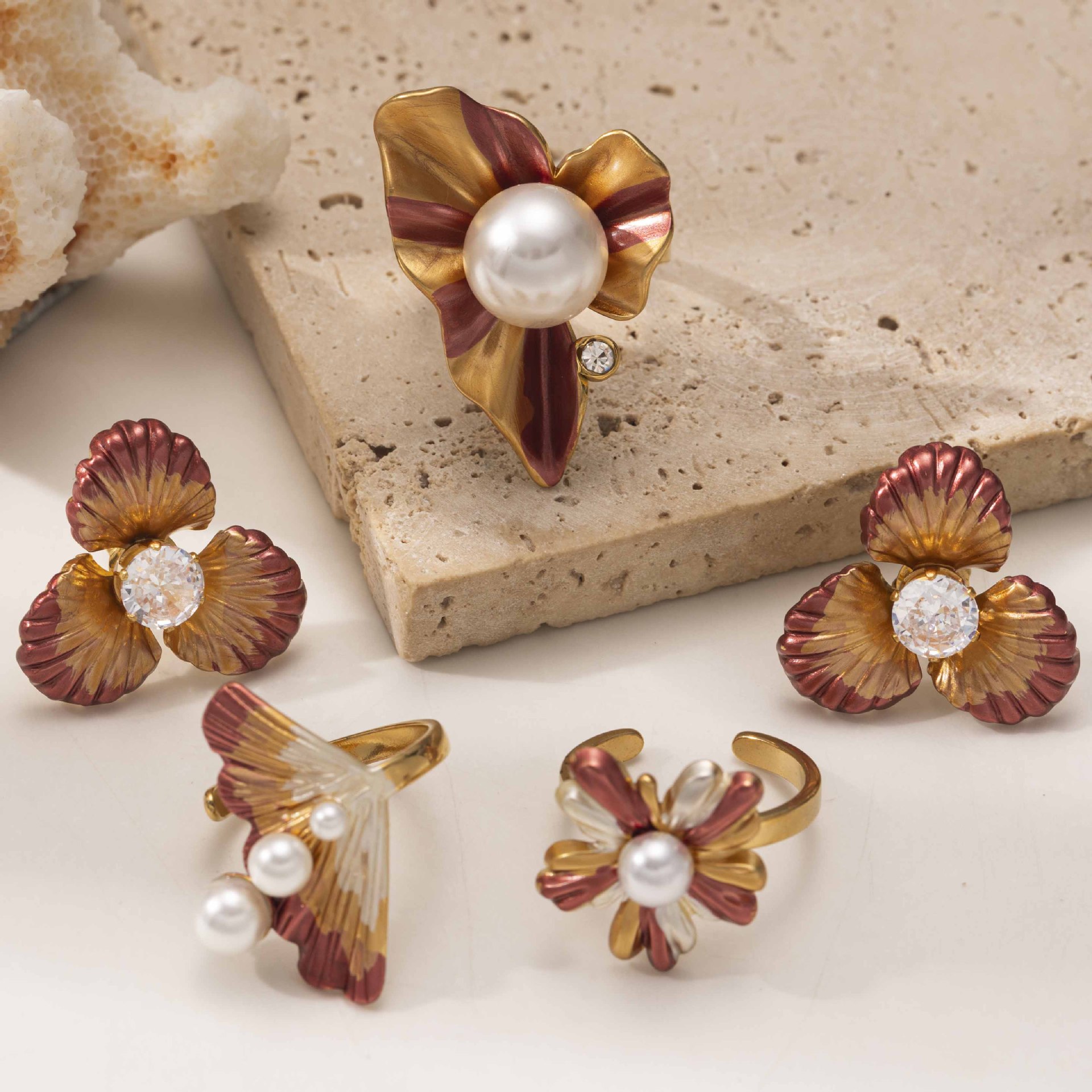 Anillo de acero de titanio europeo y americano de Tena, anillo de perlas de imitación de flores de todo fósforo de alto nivel, joyería transfronteriza para mujer que no se desvanece