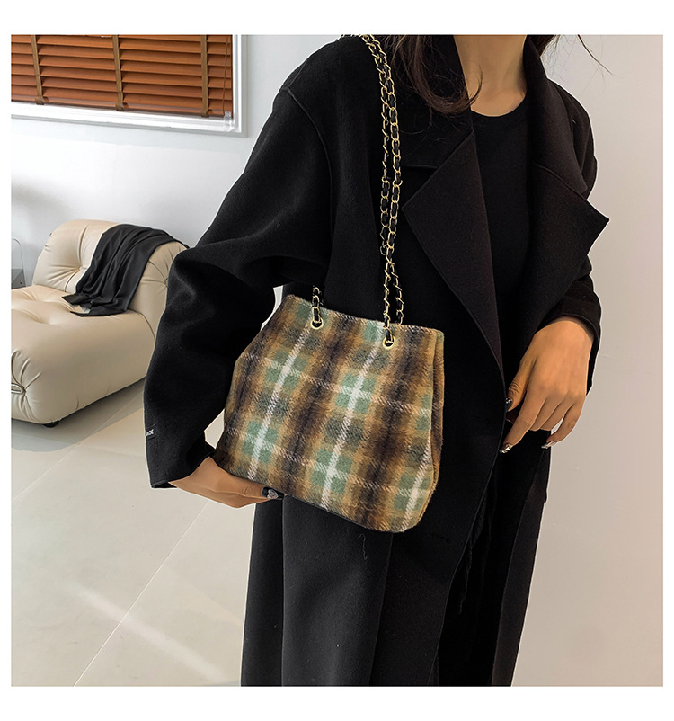 Retro and fashionable woolen texture bucket bag, large capacity commuting bag, chain check pattern casual single-shoulder crossbody women's bag undefined