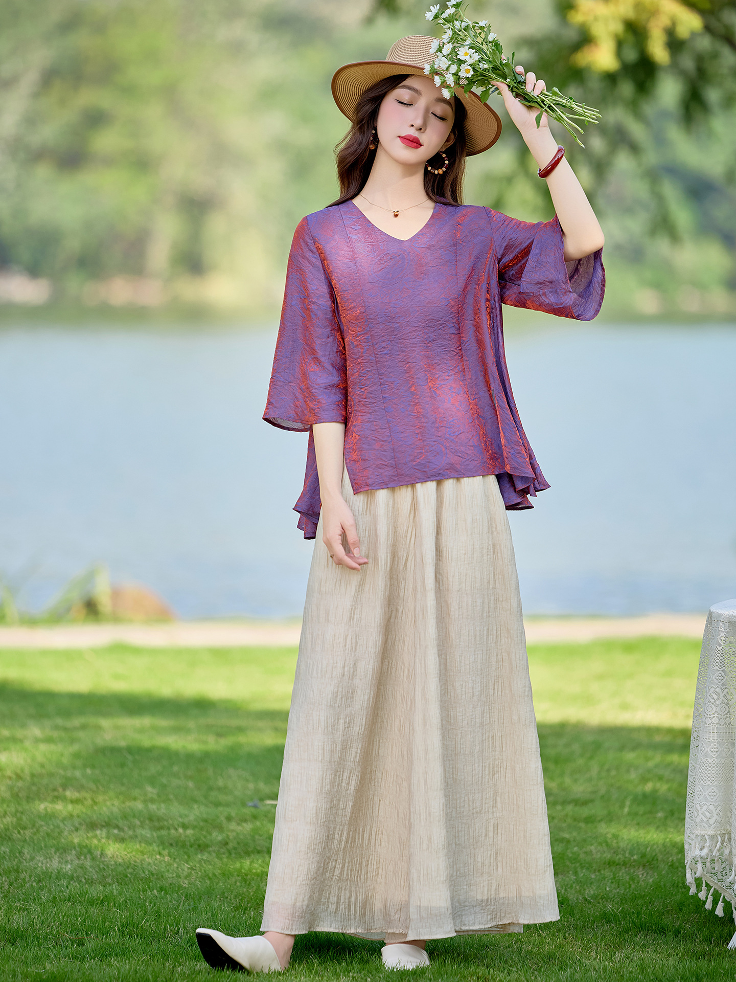 Bộ vest nữ hai mảnh gồm áo sơ mi cổ V và quần ống rộng dáng suông — Màu ảnh