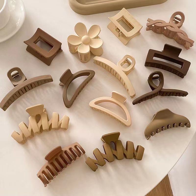 La nueva leche marrón gran tiburón clip moda temperamento de alto sentido pelo acrílico más agarrar la parte posterior la cabeza