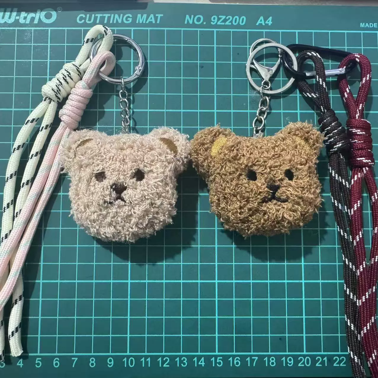 Bag charm (Miu-style) bear head plush pendant with hiking rope strap, cute accessory