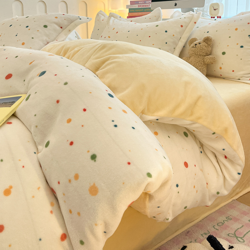 Pequeño conjunto de cuatro piezas de terciopelo de leche fresca 2025 nuevo invierno más edredón cubierta sábanas de terciopelo de coral ropa de cama