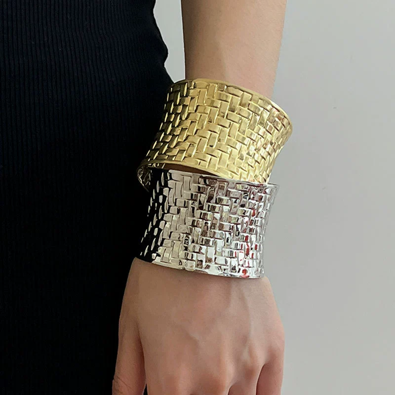 Retro metal woven design glossy crooked women's bracelet, European style, light luxury style, trend of season